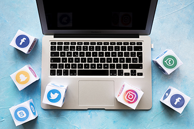 Laptop mit Social Media Icons 